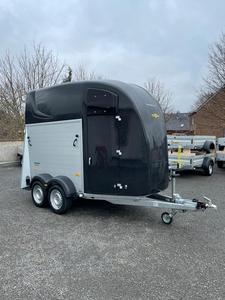 Nuevo Remolque American Spirit para 2 Caballos con Área de Estancia, Carroza Flotante en Ángulo, Semi-Suspendido, 2400 kg de Carga Útil, Color Personalizado - Product Image 2