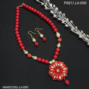 Ensemble de bijoux fins Kundan de créateur floral rouge comprenant un pendentif et des boucles d'oreilles pour les femmes et les filles pour les tenues de fête et les cadeaux - Product Image 2