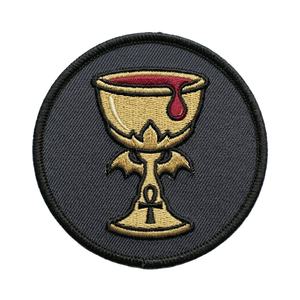 Parche Termoadhesivo Personalizado Gótico Vampiro Cáliz, Insignia Bordada Circular con Diseño de Copa de Oro, Sangre Roja y Alas Ankh para Ropa y Chaquetas - Product Image 1