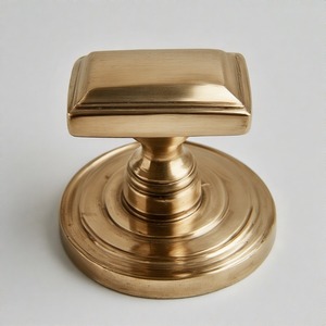 RoyalHold Entry Imperial Crest Bouton de porte en métal gravé Design d'inspiration vintage pour un attrait intemporel et un charme intérieur majestueux - Product Image 6