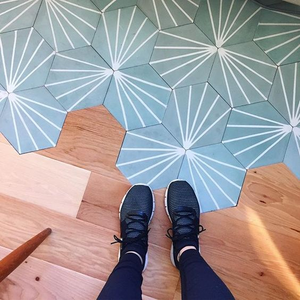 Azulejos de cemento decorativos de estilo moderno al por mayor patrones y colores vibrantes para aplicaciones en paredes y suelos interiores y exteriores - Product Image 1