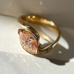 Bague de fiançailles Rapture avec diamant rose fantaisie de laboratoire de forme marquise 1,60 carats et pavé de diamants - Product Image 6