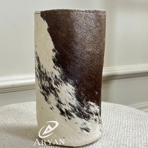 Nouveau porte-boisson isolé en peau de vache rustique avec manchon refroidisseur avec coozies de boisson en fourrure de vache naturelle faits à la main pour canette standard de 12oz - Product Image 1