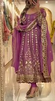 Este hermoso diseñador Salwar kameez elaborado con Georgette de primera calidad y tela de mezcla de seda para una comodidad y un aspecto glamuroso durante todo el día