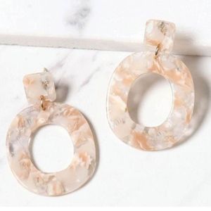 Boucles d'oreilles pendantes colorées en résine artisanale Accessoire audacieux et accrocheur - Product Image 4