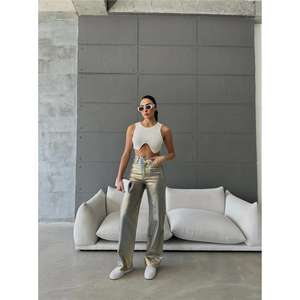 Jeans de Mujer con Adornos de Hojas Doradas, un Complemento Elegante y con Estilo para Cualquier Guardarropa - Product Image 1