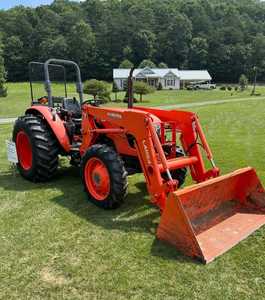 Tractor usado Kubota M6060 asequible con accesorio a la venta - Product Image 1