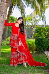 Ensemble Sharara Rouge Brodé Luxe Unity avec Dupatta – Tenue de Fête Courte en Georgette Premium - Product Image 3