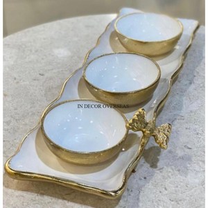 Ensemble de 3 bol en métal robuste de forme ronde en émail de couleur blanche et plaqué or de haute qualité et plateau de créateur unique - Product Image 1