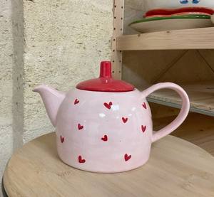 Théière charmante à motif de cœurs roses avec bec verseur de précision, poignée confortable et corps isotherme pour le service du thé - Product Image 1