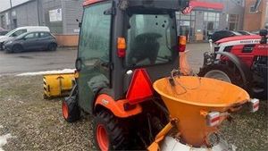 Tractor Compacto Kubota BX231 con Tracción en las 4 Ruedas, Transmisión por Engranajes, Cabina y Pala Quitanieves Delantera - Product Image 4