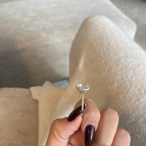 Anillo de Compromiso con Diamante Cultivado en Laboratorio de Corte Redondo de 6.35 Quilates, Certificado IGI, FVVS2, Engaste de Halo Oculto, Oro Blanco de 18k - Product Image 4