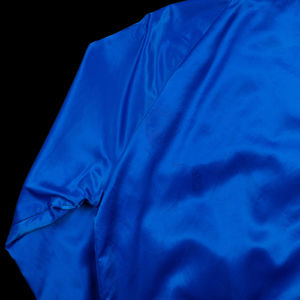 เสื้อแจ็คเก็ตผู้ชายลำลองสำหรับฤดูหนาว ผ้าซาติน ปักลาย แจ็คเก็ตสไตล์นักกีฬา แจ็คเก็ตวาร์ซิตี้ แจ็คเก็ตบอมเบอร์ผ้าซาติน ตกแต่งกระดุมโพลีเอสเตอร์ - Product Image 5