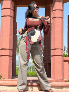 Sac à bandoulière en cuir de fourrure de style occidental unique pour femmes Sacs latéraux en cuir de fourrure usiné de couleur gaufrée pour femmes - Product Image 2