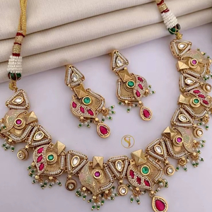 Vente en gros de collier en laiton doré de haute qualité pour femmes accessoire vestimentaire de qualité supérieure à des tarifs réduits - Product Image 1