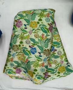 Tela de seda de lujo con bordado pesado y estampado posicional para chinos de mujer - Chinos de secado rápido con estampado posicional para uso casual - Product Image 6