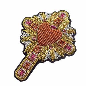 Broche de Tela Personalizable de Alta Calidad al por Mayor de Fábrica con Imperdible, Lindos Diseños de Guitarra Bordados - Product Image 1