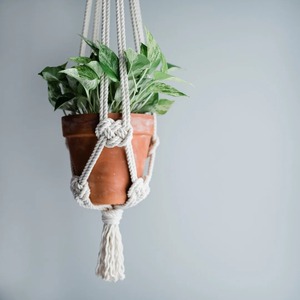 Soporte para plantas de macramé hecho a mano artesanal, maceta colgante tejida de algodón bohemio para interiores y exteriores, acento para el jardín del hogar - Product Image 3