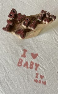 Tampon en bois fait main |   Timbre « J'aime bébé et j'aime maman » |   Impression sculptée à la main pour tissu - Product Image 3