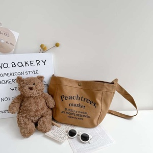 กระเป๋าผ้าแคนวาสลายตลาดต้นพีช กระเป๋าช้อปปิ้งแบบใช้ซ้ำได้สำหรับทุกเพศ พิมพ์ลายตัวอักษร หูหิ้วนุ่ม ปิดด้วยกระดุม สไตล์มินิมอล - Product Image 2