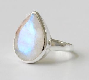 แหวนเงินแท้ 925 ดีไซน์คลาสสิก ประดับพลอยมูนสโตนทรงลูกแพร์ เหมาะสำหรับงานแต่งงาน งานหมั้น งานครบรอบ หรือเป็นของขวัญในงานปาร์ตี้ - Product Image 3