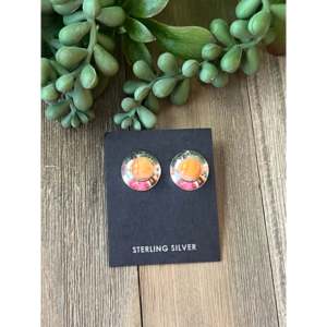 Boucles d'oreilles clous en nacre et argent sterling, faites à la main par des artisans Navajo, avec placage or rose - Product Image 1