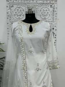 Vente en gros de vêtements de fête de mariage indiens en mousseline de coton à séquence lourde et haut brodé et Sharara avec filet à papillon Dupatta - Product Image 3