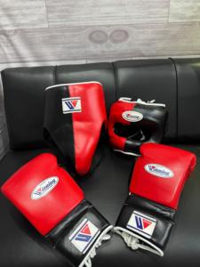 2025 venta al por mayor Fabricación de fábrica de calidad superior cuero de vaca genuino listo para enviar lucha conjunto de boxeo ganador rojo y negro - Product Image 3