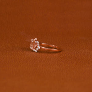 Nouveau style à la mode plaqué or rose 18KT bague de fiançailles et de mariage coupe émeraude diamant cultivé en laboratoire cadeau certifié IGI pour les femmes - Product Image 2