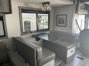 รถบ้านมือสอง Coachmen RV Mirada 35OS ปี 2020-2023 รุ่นปี 2022 ประเภท Class A พร้อมห้องน้ำในตัว พื้นที่ภายในกว้างขวาง ส่งออกทั่วโลก - Product Image 4