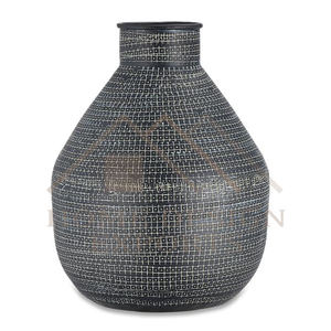 Jarrones de Flores Rústicos Antiguos de Hierro para Mesa - Product Image 6