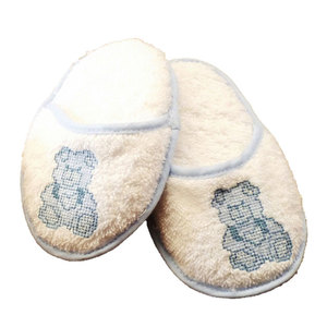 Pantoufles d'intérieur douces et antidérapantes à bout ouvert avec motif brodé Ours en point de croix bleu pour l'hiver - Product Image 2
