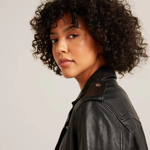 Veste en similicuir minimaliste moderne pour femmes Fermeture à glissière Manches longues Veste imprimée teintée pour la revente de boutique Coton tissé - Product Image 3