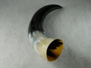 Jarra de cerveza de búfalo vikingo natural hecha a mano con cuerno tallado personalizado - Product Image 2