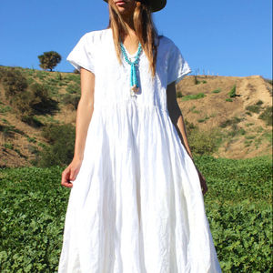 Robe blanche en coton indien brodé, légèrement transparente, avec boutons coquille, col en V, coupe trapèze, longueur thé, respirante et écologique - Product Image 1