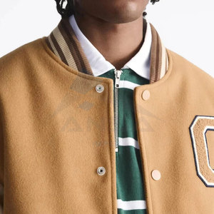 Veste universitaire rétro unisexe, style baseball, marron et crème classique, avec un design vintage de collège - Product Image 4
