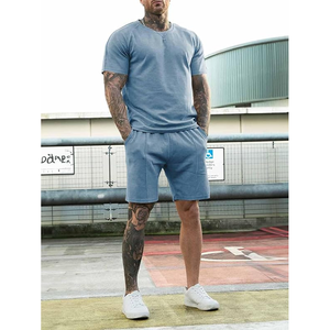 Survêtement d'été deux pièces pour homme: ensemble polyvalent avec chemise et short, idéal pour les superpositions et les occasions multiples. - Product Image 2