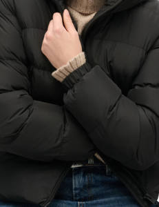 Dernière conception de veste bouffante à capuche rembourrée noire avec logo personnalisé pour femmes coupe-vent en polyester veste à bulles d'hiver pour femmes - Product Image 5