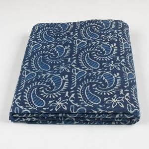 Tela de algodón índigo orgánica india estampada a mano con diseño tradicional, tela ligera para cortinas y bolsos. - Product Image 1