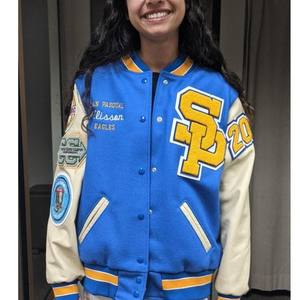 Veste bleue de luxe personnalisée Varsity Crop Jacket pour hommes femmes Stand noms brodés Chenille conçu individuellement vêtements de collège - Product Image 3