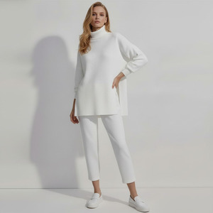 Ensemble jogger et sweat-shirt à col roulé surdimensionnés personnalisés pour femmes - Product Image 4