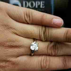 Belle bague de fiançailles unisexe en acier inoxydable 18 carats avec diamant moissanite taille coussin, certifiée IGI, cadeau tendance - Product Image 6