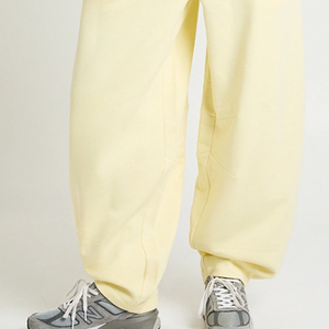 Haut à capuche pour femme avec design élégant et de haute qualité, tissu doux, prix avantageux pour les acheteurs en gros, survêtement court 2026 avec fermeture éclair - Product Image 4