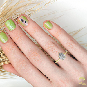 Elegante anillo de moissanita en forma de pera con acentos brillantes Un anillo de compromiso atemporal que brilla con belleza clásica - Product Image 5