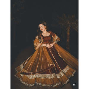Elegante Vestido Maxi Pakistaní Marrón Dorado para Mujer |   Vestido Anarkali de Fiesta Bordado de Lujo - Product Image 2