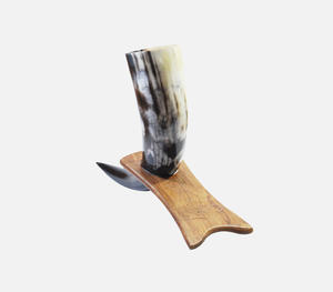 Authentique corne à boire viking en bois naturel artisanal avec un support de corne incurvé unique et une base en bois massif traditionnelle nordique - Product Image 3