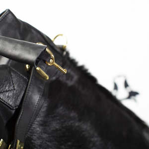 Bolso de mano de cuero de piel de cabra occidental Cierre y cierres de oro con llave Bolsillos interiores de nuevo estilo de moda Bolso de mano informal de cuero genuino negro - Product Image 2