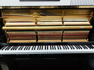 Piano Vertical Yamaha U10A de 88 Teclas con Peso, Acabado Negro Clásico, Montaje en Suelo, Tablero de Sonido de Madera Sólida - Product Image 2
