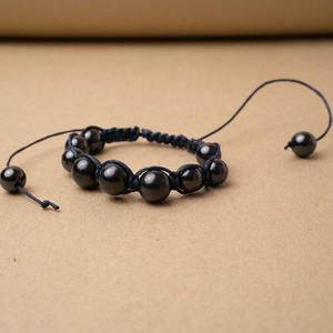 Pulsera de macramé Shambhala de Shungita Camilla con 8 cuentas redondas pulidas de 0.32 pulgadas (8 mm) y 3 cuentas redondas pulidas de 0.39 pulgadas. - Product Image 3