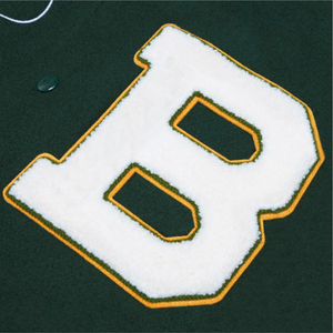 Veste universitaire pour homme, corps vert foncé, manches blanches, patch en chenille, veste de baseball brodée, tricot côtelé rayé - Product Image 4